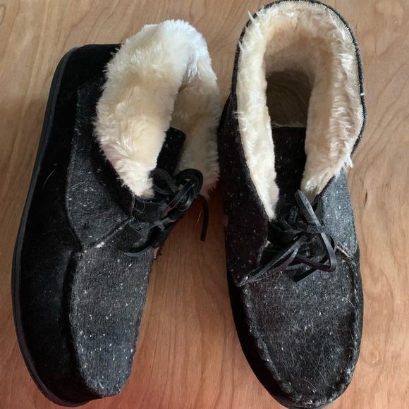 Minnetonka Shoes - Minnetonka size 9 bootie moccasins Black and Charcoal